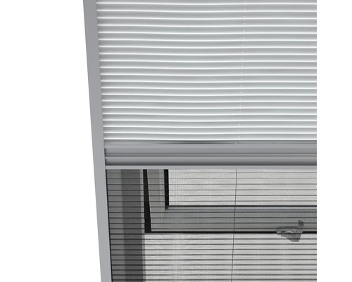 Raam met insectenhor en jaloezie