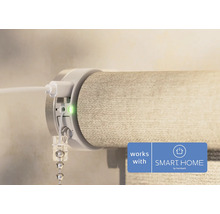 Detailopname van een rolgordijn met USB oplaadkabel en statuslampje, compatibel met SMART HOME by hornbach.