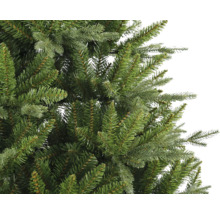 Detailopname van een kunstkerstboom met groene naalden