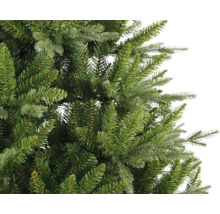 Detailopname van een kunstkerstboom met groene naalden