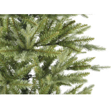 Close-up van een kunstmatige kerstboom met groene naalden