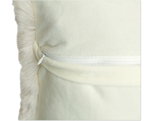 Detailweergave van een kussen met een rand van imitatiebont en een ritssluiting