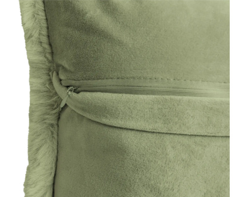 Detailopname van een kussen met ritssluiting en rand van imitatiebont