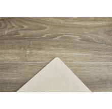 Beige tapijtonderlegger op houten vloer