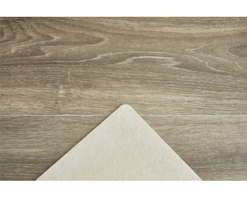 Beige tapijtonderlegger op houten vloer