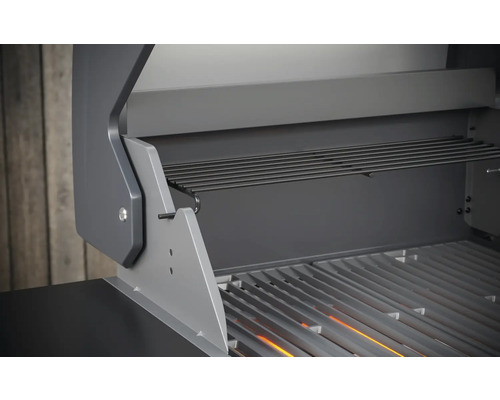 Detailopname van een gasbarbecue met grillrooster en warmhoudrek