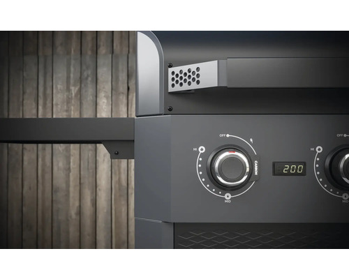Detailopname van een houtskoolgrill met temperatuurregelaar en digitaal display