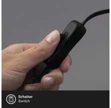 Een hand bedient een schakelaar op een kabel