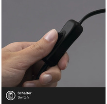 Een hand bedient de schakelaar van een lamp.