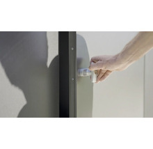 Hand opent een deur met handvat en slot