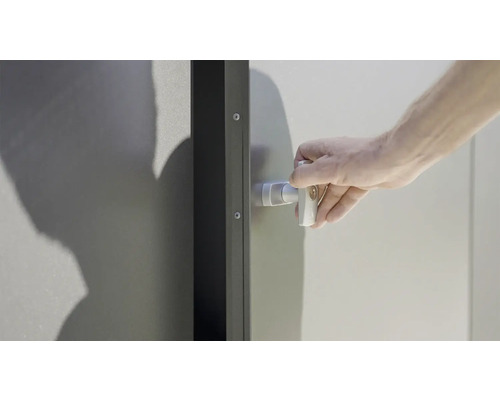 Hand opent een deur met handvat en slot