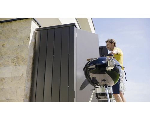 Persoon bereidt barbecue voor, opbergruimte op de achtergrond