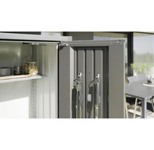 Geopende gereedschapskast met planken en barbecue-accessoires aan de deur