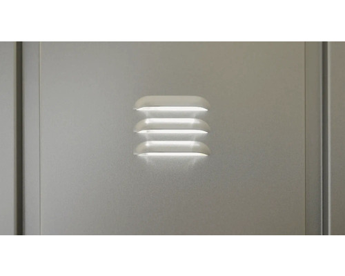 Detailopname van een kast met ventilatiesleuven