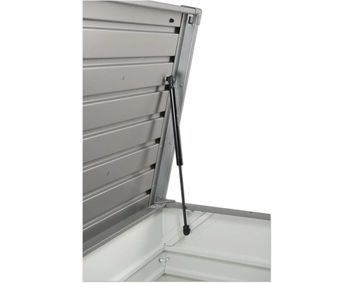 Detail van een geopende gereedschapskist met gasveer ter ondersteuning van het deksel.