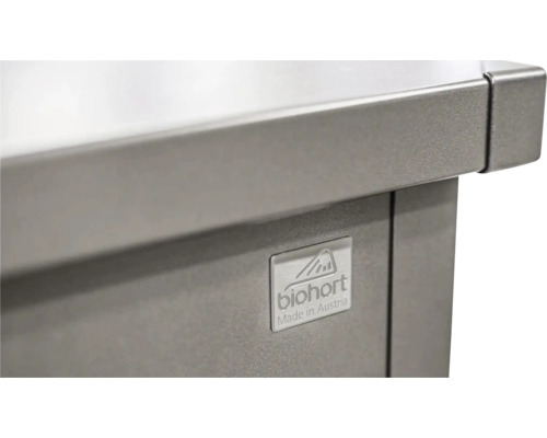 Detailopname van een verhoogde tuinbak met Biohort logo