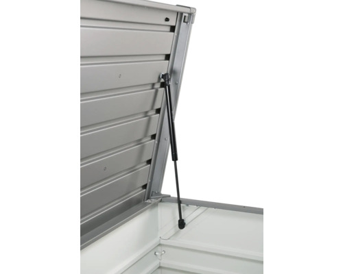 Detail van een geopende gereedschapsschuur met gasveer ter ondersteuning van het deksel