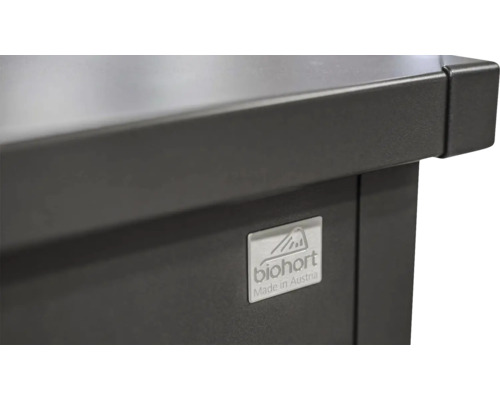 Detailopname van een tuinhuis met Biohort logo