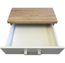 Open lade van een meubelstuk met houten blad