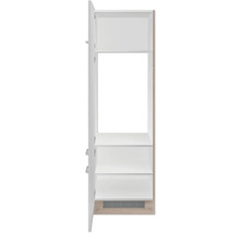 Open keukenkast met planken