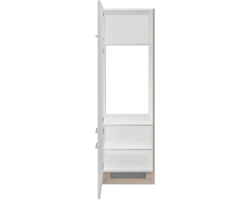 Open keukenkast met planken