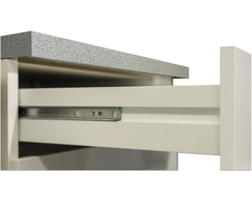 Detailopname van een ladegeleider met metalen rail