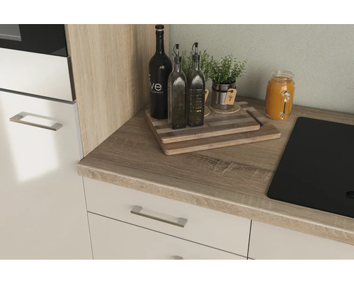 Keukenscène met werkblad, flessen, kruiden en snijplanken