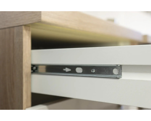 Detailopname van een meubellade met metalen rail