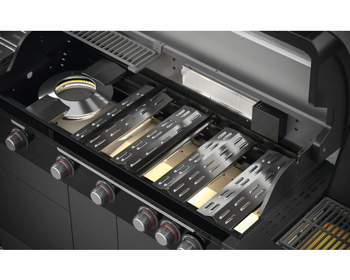 Binnenaanzicht van een gasbarbecue met branders en grillroosters.