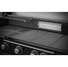 Detailopname van een gasbarbecue met grillroosters, warmhoudrek en infraroodbrander