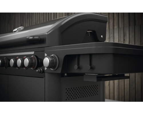 Detailopname van een zwarte gasbarbecue met draaiknoppen