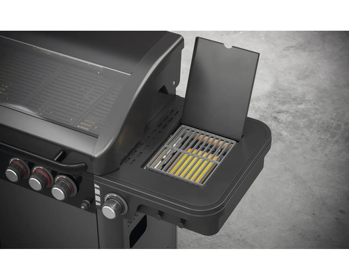 Detailopname van een gasbarbecue met open zijbrander