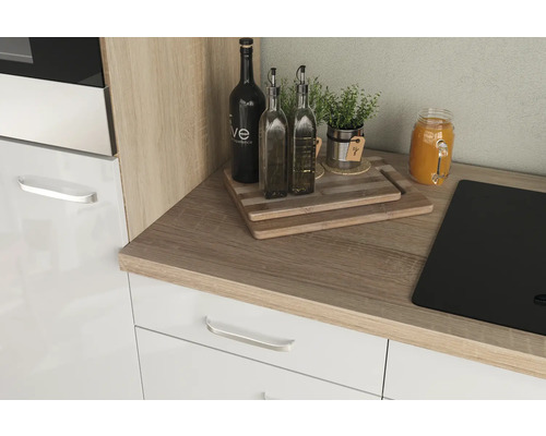 Keukenhoek met houten werkblad en witte kasten
