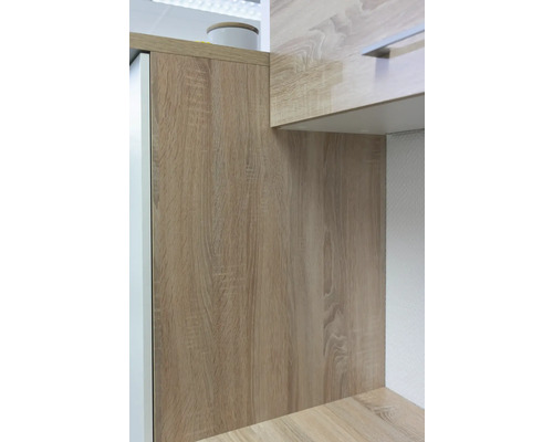 Gedetailleerd aanzicht van keukenkasten met houten decor