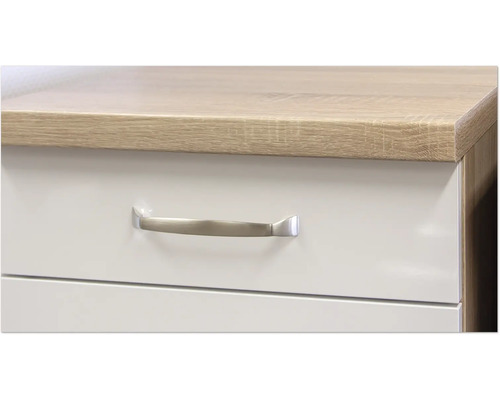 Close-up van een kast met lades en zilverkleurige handgreep