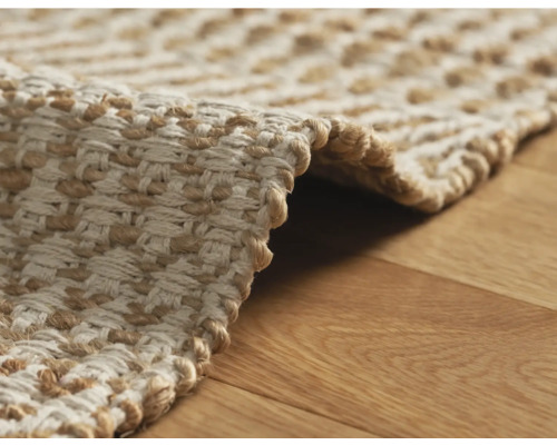 Close-up van een geweven vloerkleed van natuurlijke vezels