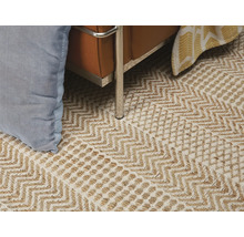 Detail van een vloerkleed met een zigzagpatroon onder een fauteuil