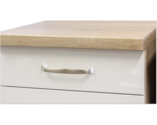 Gedetailleerde opname van een kast met laden en metalen handgrepen