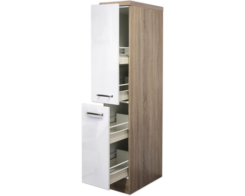 Hoge kast met uittrekelementen voor keukengerei.