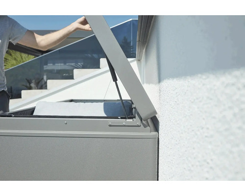 Geopende opbergbox voor buiten met kussens