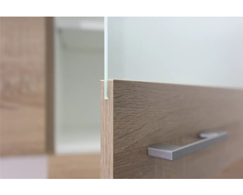 Detailweergave van een meubel met glazen voorkant en handgreep
