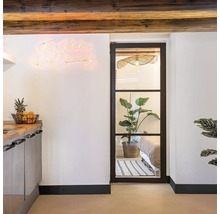Interieur met aanrecht, decoratie en glazen deur naar de slaapkamer