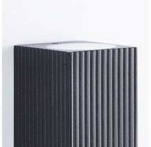 Kubusvormige wandlamp voor buiten met geribbeld design.