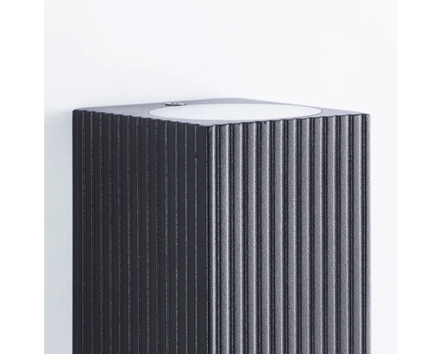 Kubusvormige wandlamp voor buiten met geribbeld design.