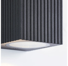 Close-up van een geribbelde wandlamp