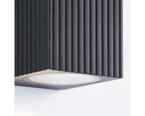 Close-up van een geribbelde wandlamp