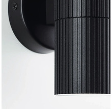 Zwarte wandlamp met geribbeld design voor binnenshuis