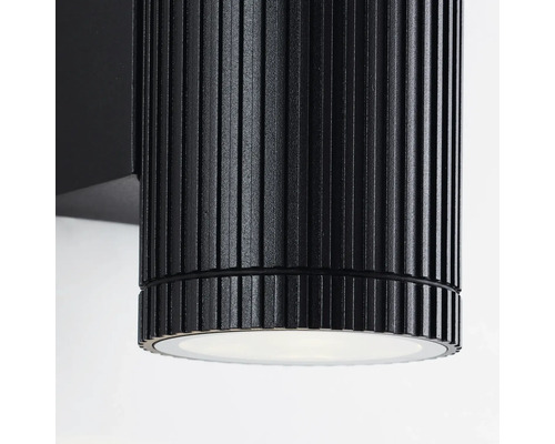 Zwarte buitenwandlamp met verticaal geribbeld, cilindrisch ontwerp