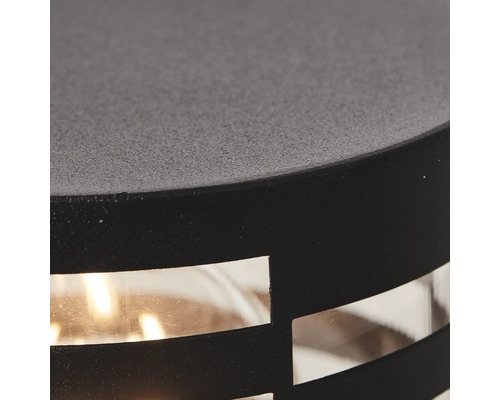 Detailopname van een buitenlamp met rechthoekige uitsparingen