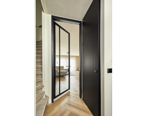 Openstaande zwarte binnendeur met glaselementen in een modern huis.